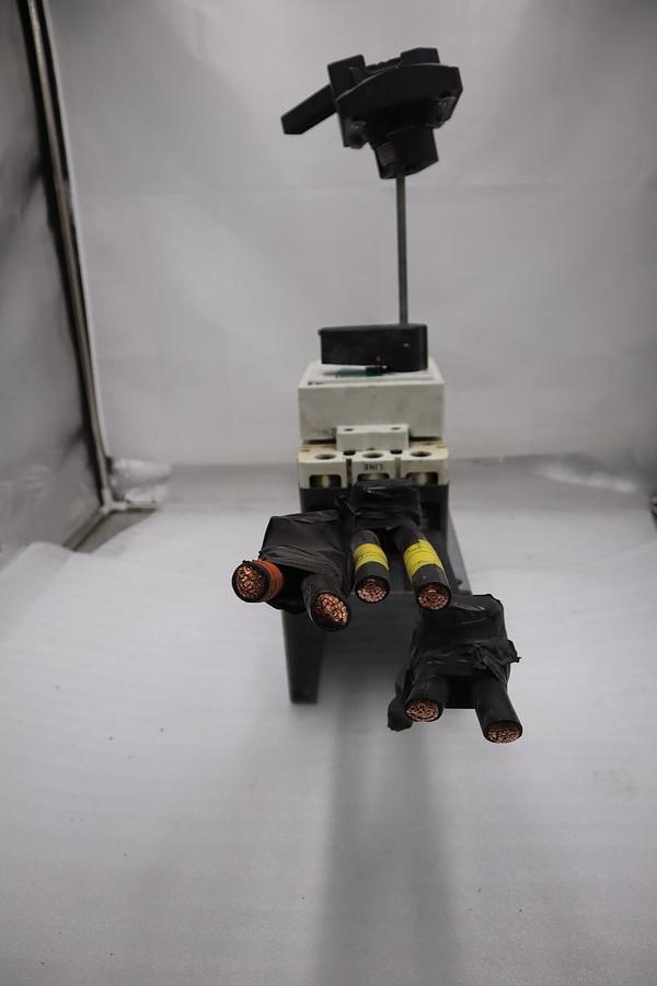 Used ALLEN BRADLEY 140UL6D3D30/ 140U-L6D3-D30 MOLDED CASE CIRCUIT BREAKER STOCK 709-A