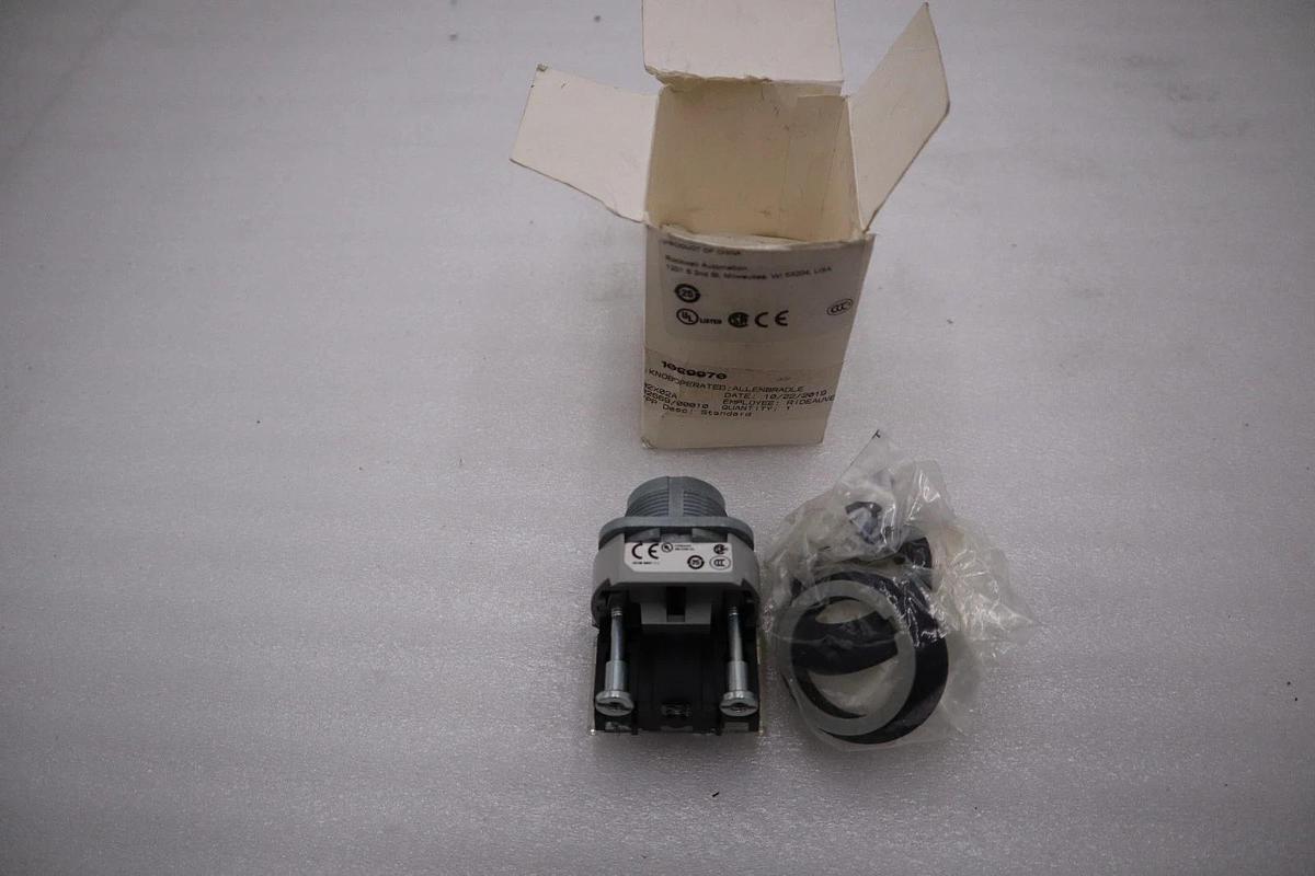 New Allen Bradley 800T-H5A Selector Switch 30MM 2 Position Ser.T STOCK H640A