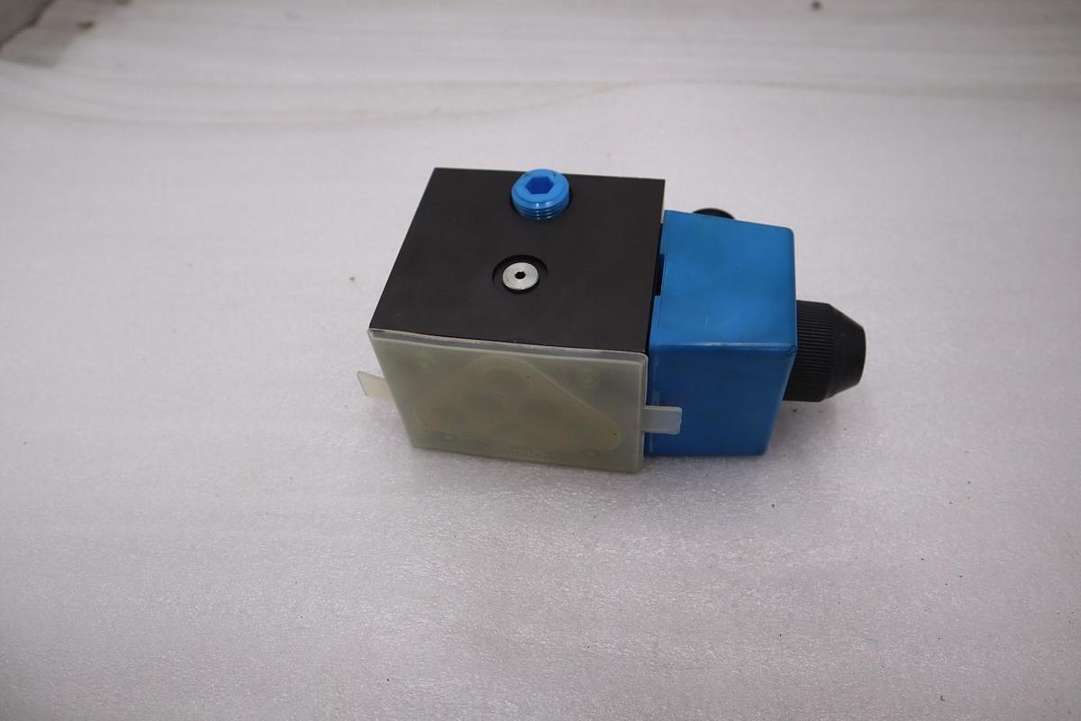 Used VICKERS PILOT VALVE MODEL DG4A4-012A-U-B-60 STOCK #2156A