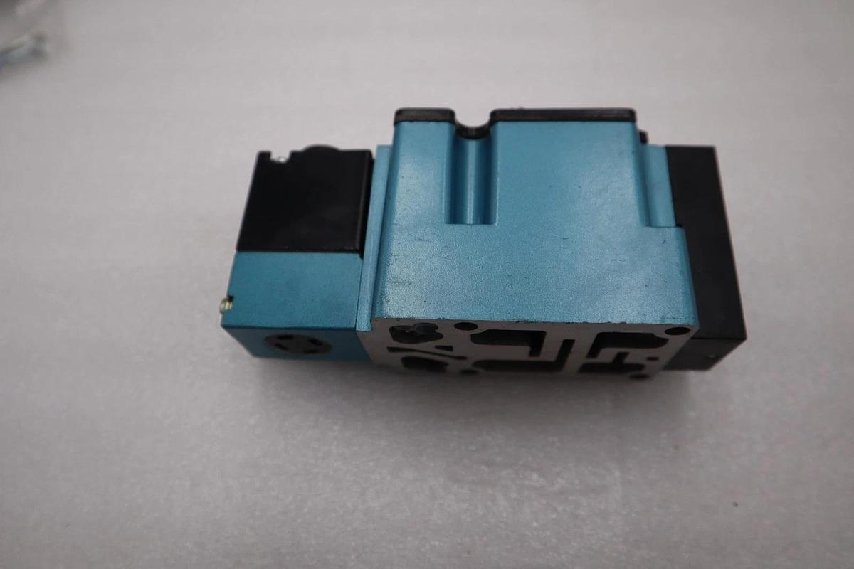Used NEW MAC 6211C-000-PM-502DA W/ PME-502DA SOLENOID VALVE 6200 SERIES #H1398A
