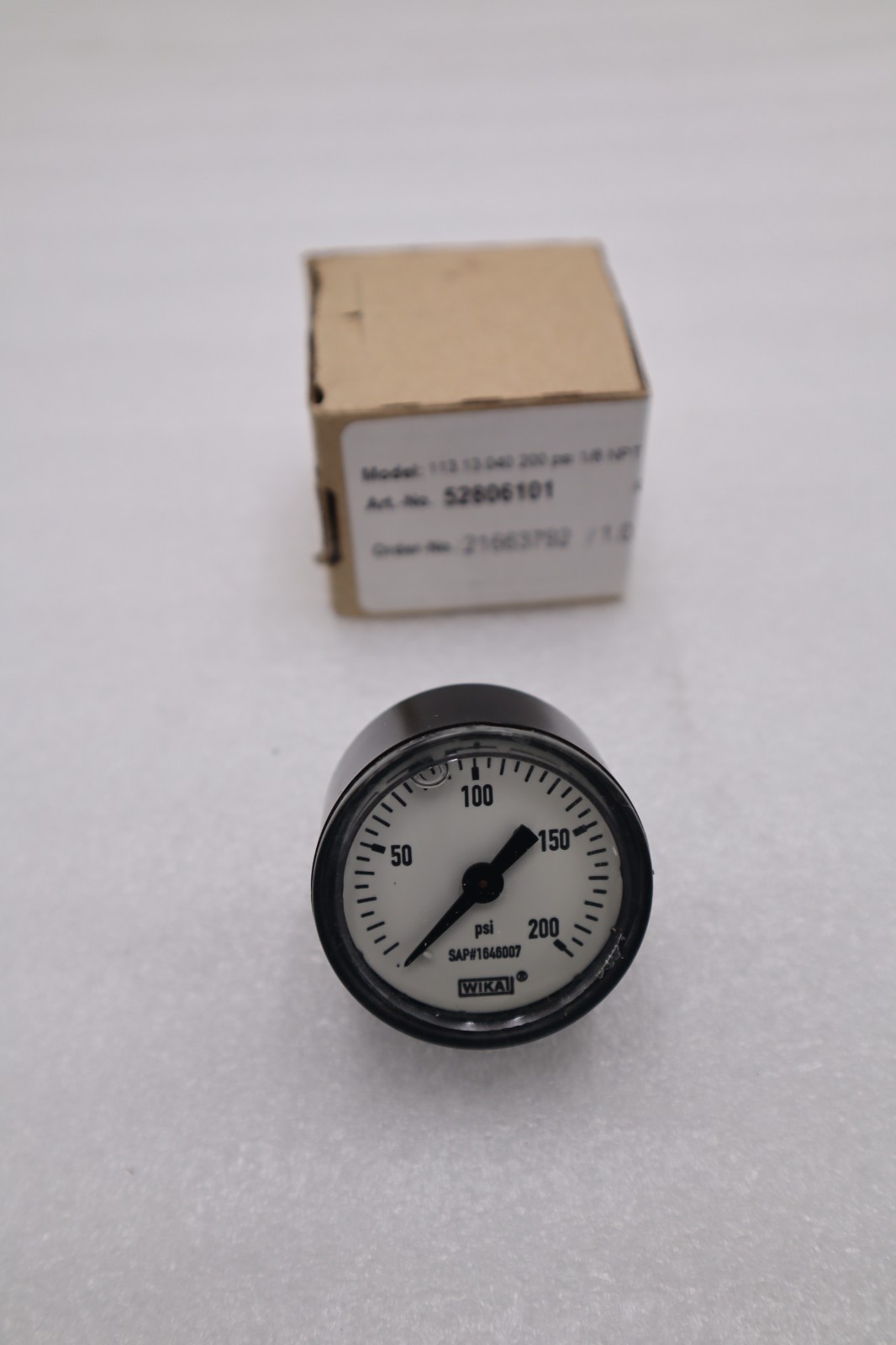 Wika 113.13.040 200 PSI 2. Tig kPa Pressure Gauge Liquid Filled STOCK H886A