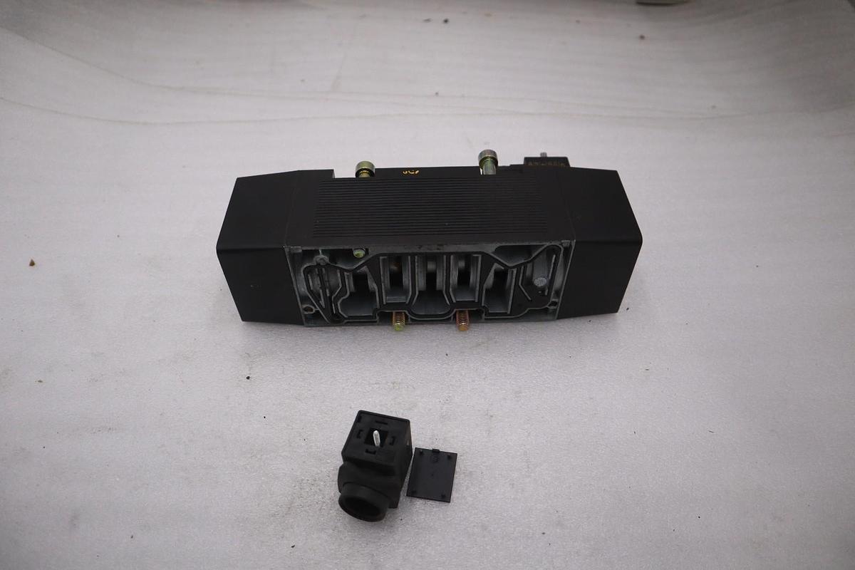 Used NEW OPEN BOX Miller 340-8SS01 Solenoid Valve STOCK 2058B