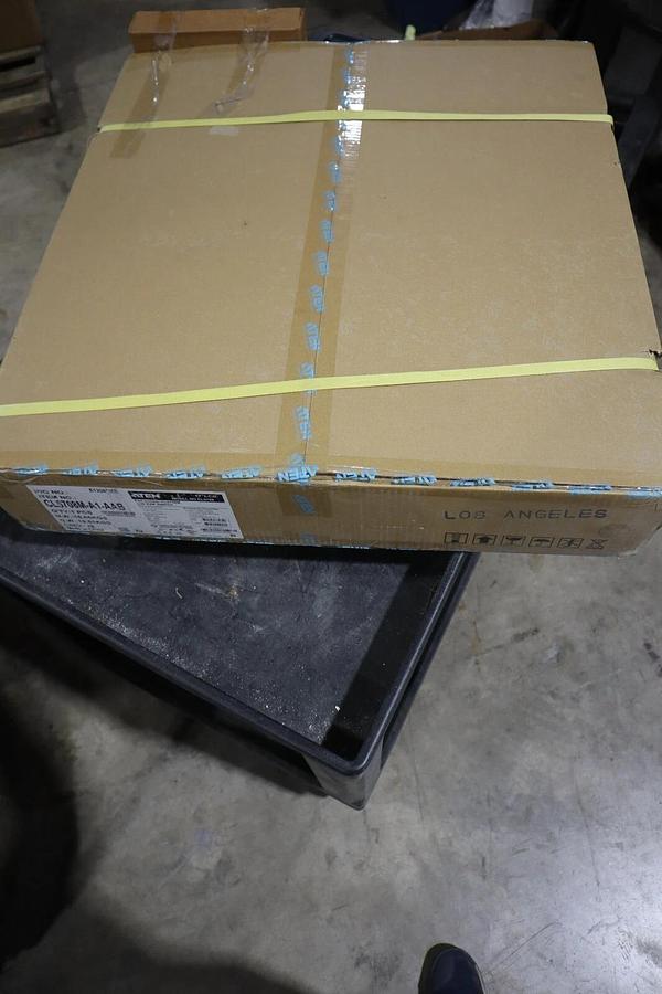 Used NEW IN BOX Aten 8-Port 17in Slideaway LCD KVM Switch STOCK GS13 672792100581