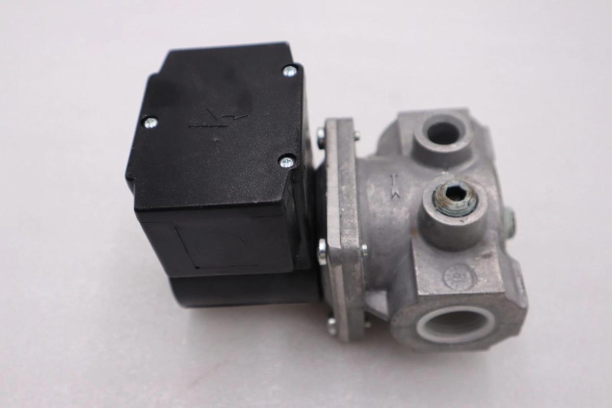NEW OPEN BOX HONEYWELL V8295A1024 SOLENOID GAS VALVE STOCK H959A