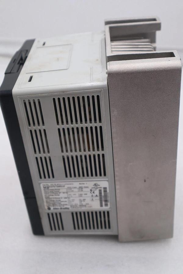 Used 20AD8P0A3AYNANC0 ALLEN BRADLEY POWERFLEX 70 5HP AC DRIVE 480 VOLT STOCK 3301
