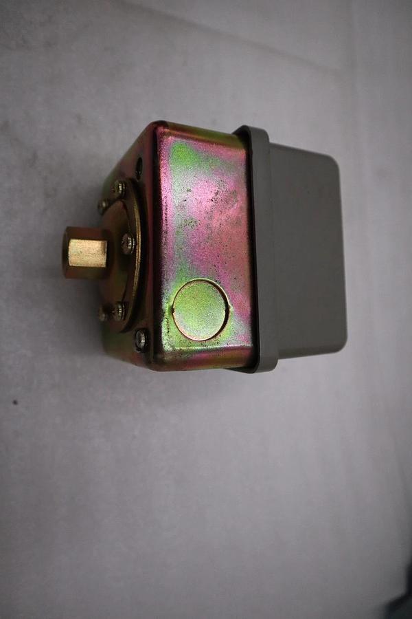 Used SQUARE D 9013GSB2J20H SER.C PRESSURE SWITCH - STOCK GF177A