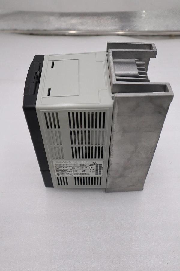 Used ALLEN-BRADLEY 1HP POWER FLEX 70 3-PHASE DRIVE 20AD2P1A0AYNNNN AB STK K-758-A