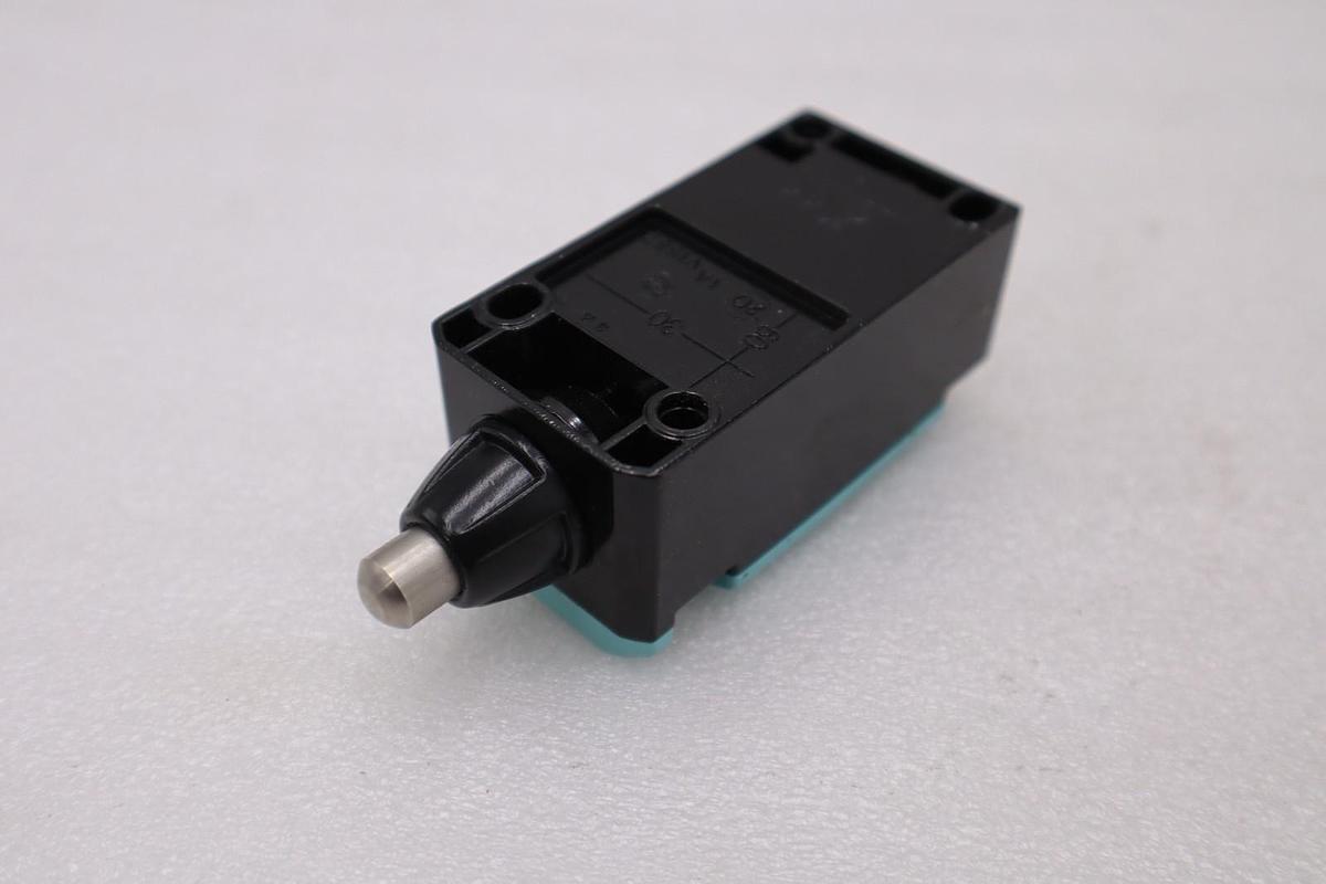 Used SIEMENS 3SE5112-0CC02 / 3SE51120CC02 NEW NO BOX STOCK H1157A