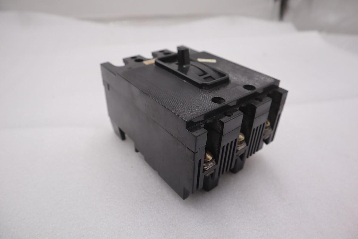 Used ITE CIRCUIT BREAKER EE3B015 15 AMP 3 POLE 240 VAC 125/250 VDC STOCK B-616