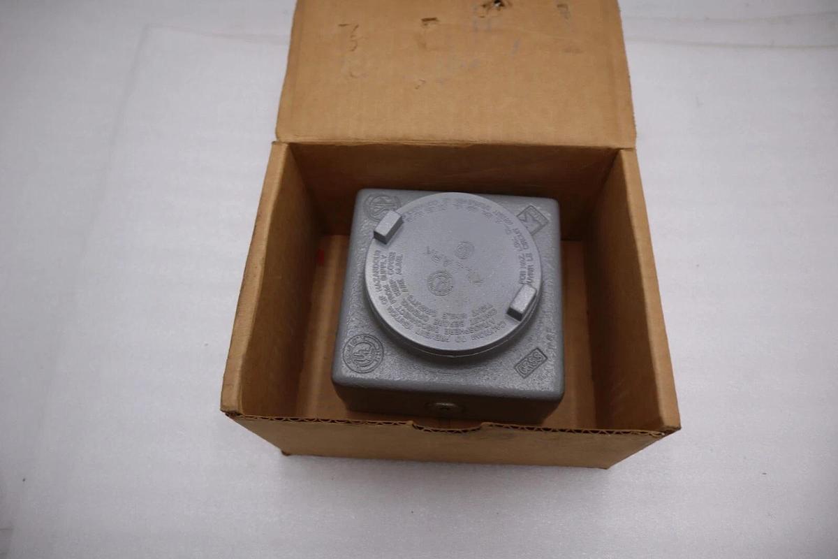 Hubbell Killark GRSS-1M 1/2" Iron Conduit Outlet Body W/ Aluminum Cover #H395