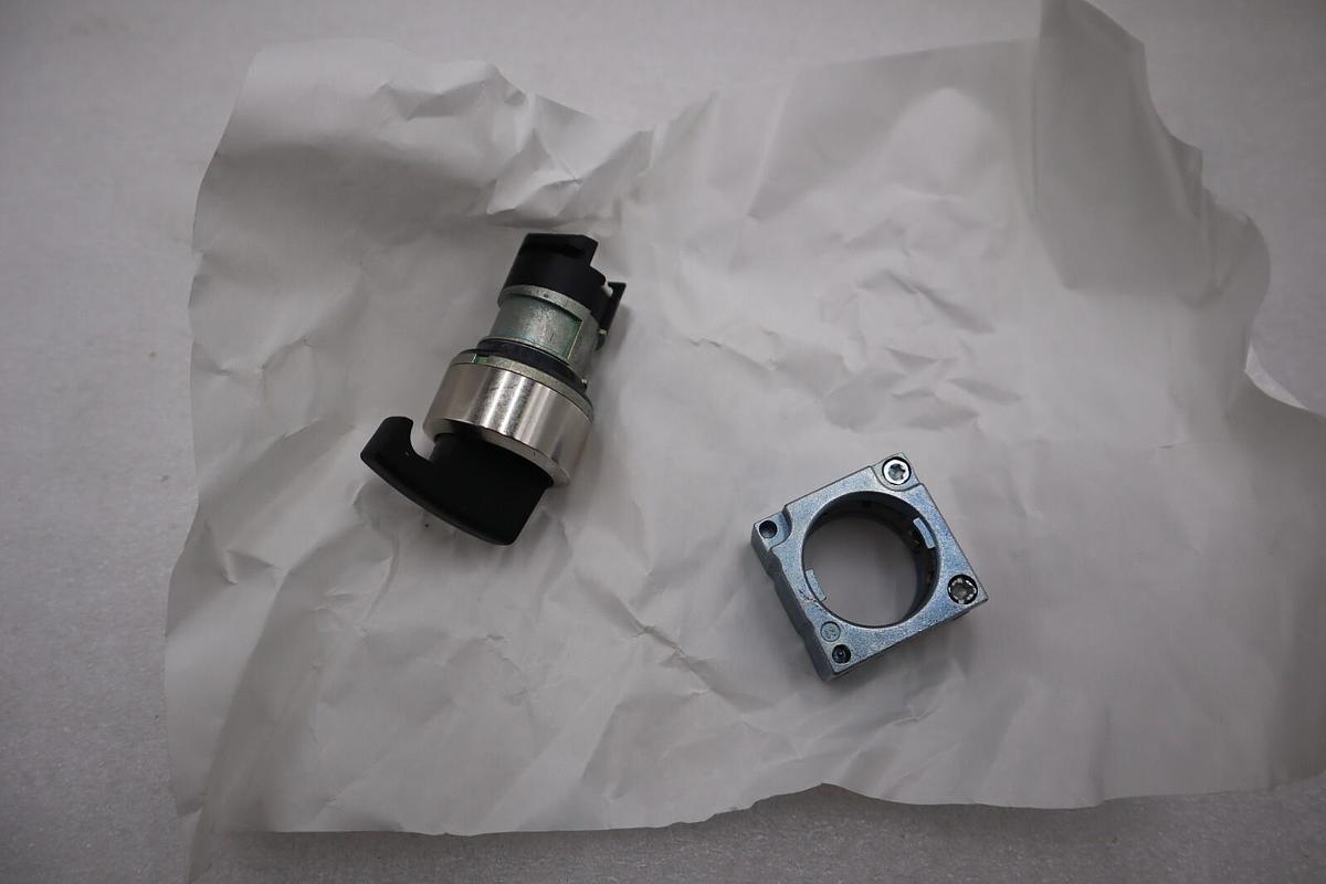 Used NEW OPEN BOX SIEMENS 3SB35 00-3QA11 Lever Momentary Selector Switch STK H70A