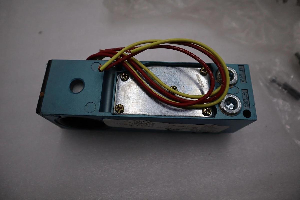 Used NEW MAC 82A-0A-CPA Manifold Valve Base STOCK H1505