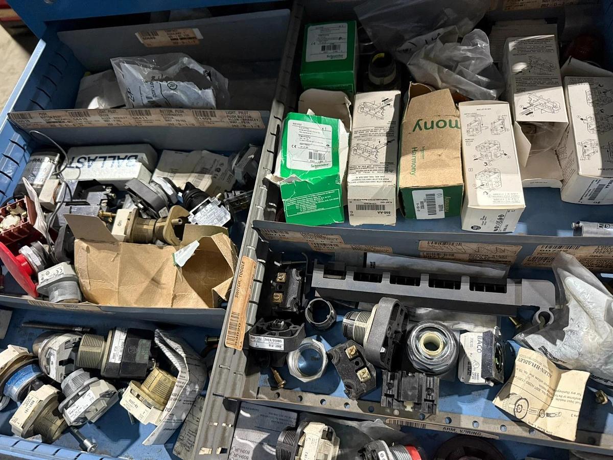 Used LYON 11 DRAWER CABINET MSS II SAFETYLINK 30"X28"X60" (NO CONTENTS)