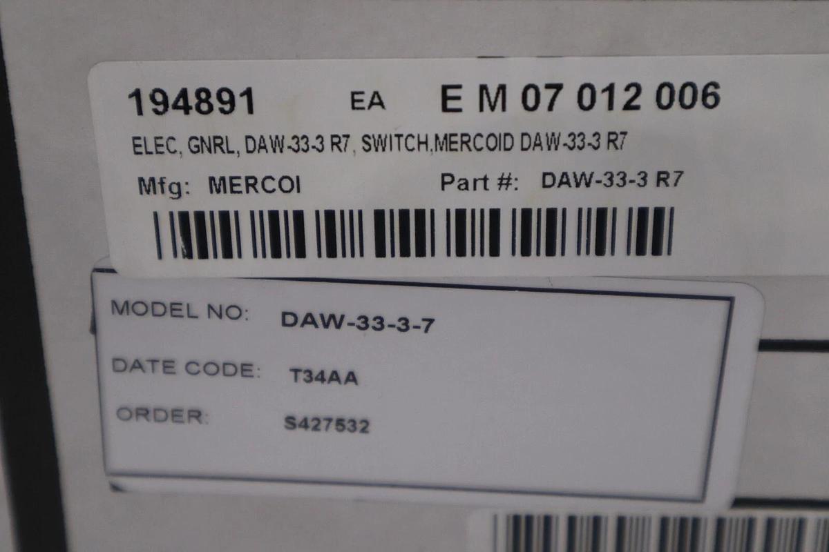Used DWYER MERCOID DAW-33-3-7 / DAW3337 NEW IN BOX SWITCH STOCK G169A