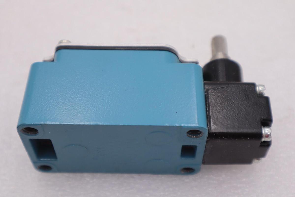 Used HONEYWELL LSZB1D SWITCH LIMIT ROLLER LEVER STOCK #K-2267