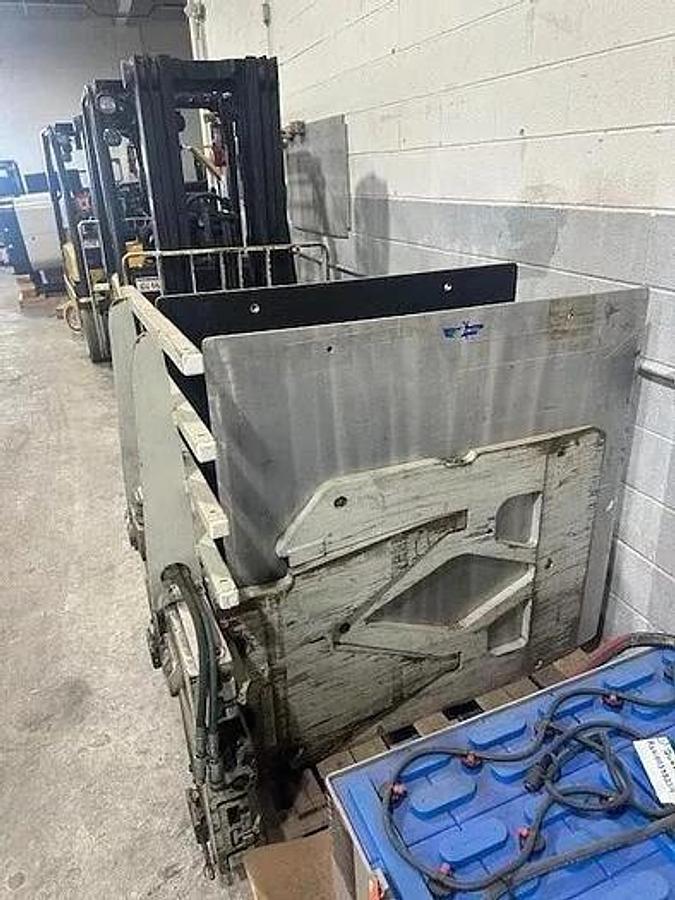Used CASCADE R25D-CCB-350 CARTON CLAMP ATTACHMENT CLASS II 2,500 POUND CAPACITY 2016