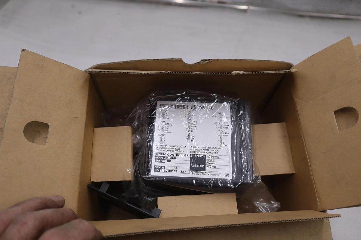 YOKOGAWA UT350-00 Digital Controller NEW OPEN BOX STK GF339A