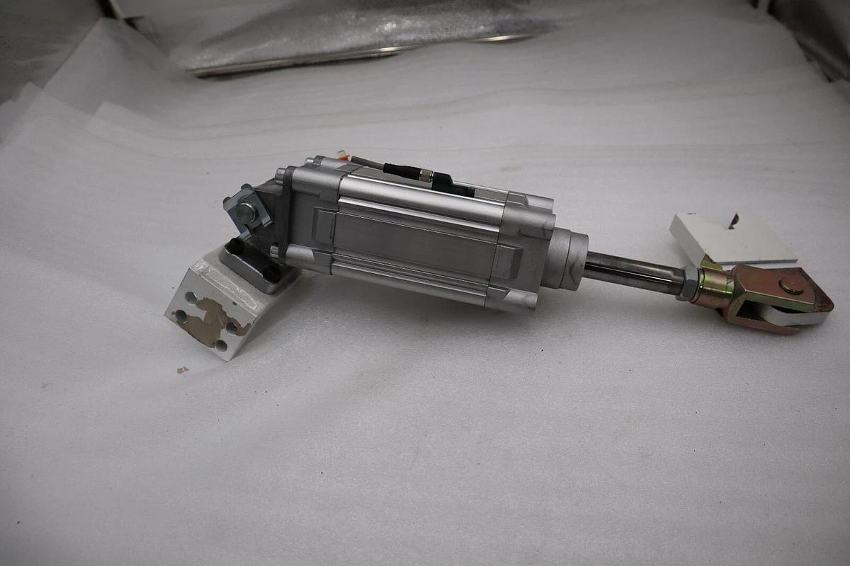 Used Festo Pneumatic Cylinder DNC-2 1/2"-2.5"-PPV-A limit switch STOCK 1395C