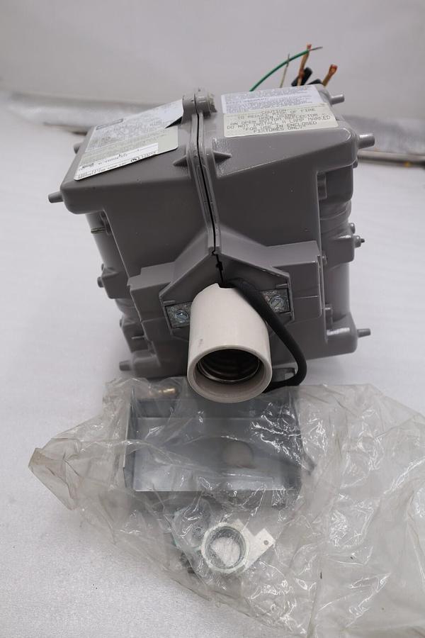 Used NEW OPEN BOX HUBBELL BL-A4008WH-QSS STOCK 5273