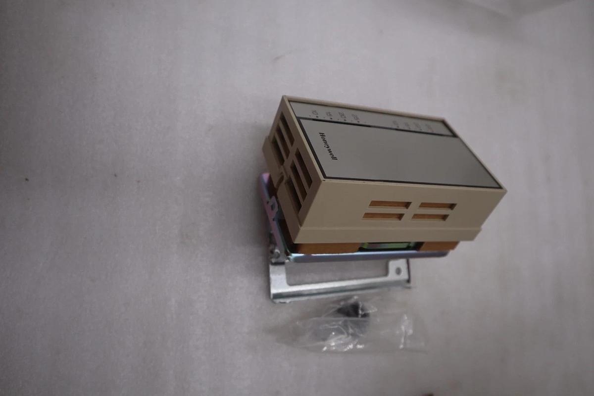 NEW OPEN BOX HONEYWELL T6051A 1057 HEAVY DUTY THERMOSTAT STK GF1046