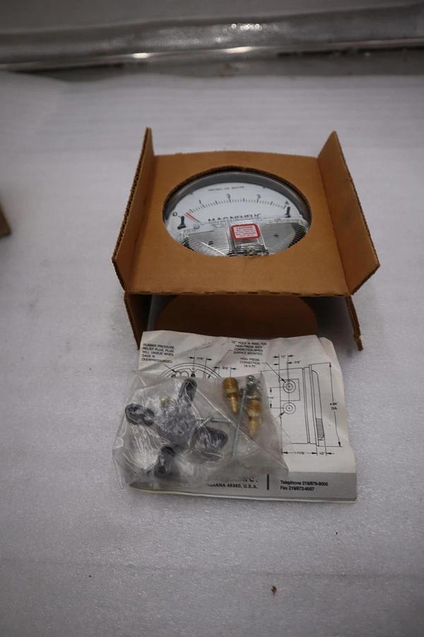 NEW OPEN BOX Dwyer 2004 Magnehelic Pressure Gage STK 5529CC