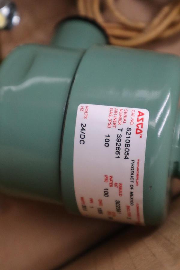 Used Asco 8210B054 Solenoid Valve NEW IN BOX STOCK 1382D