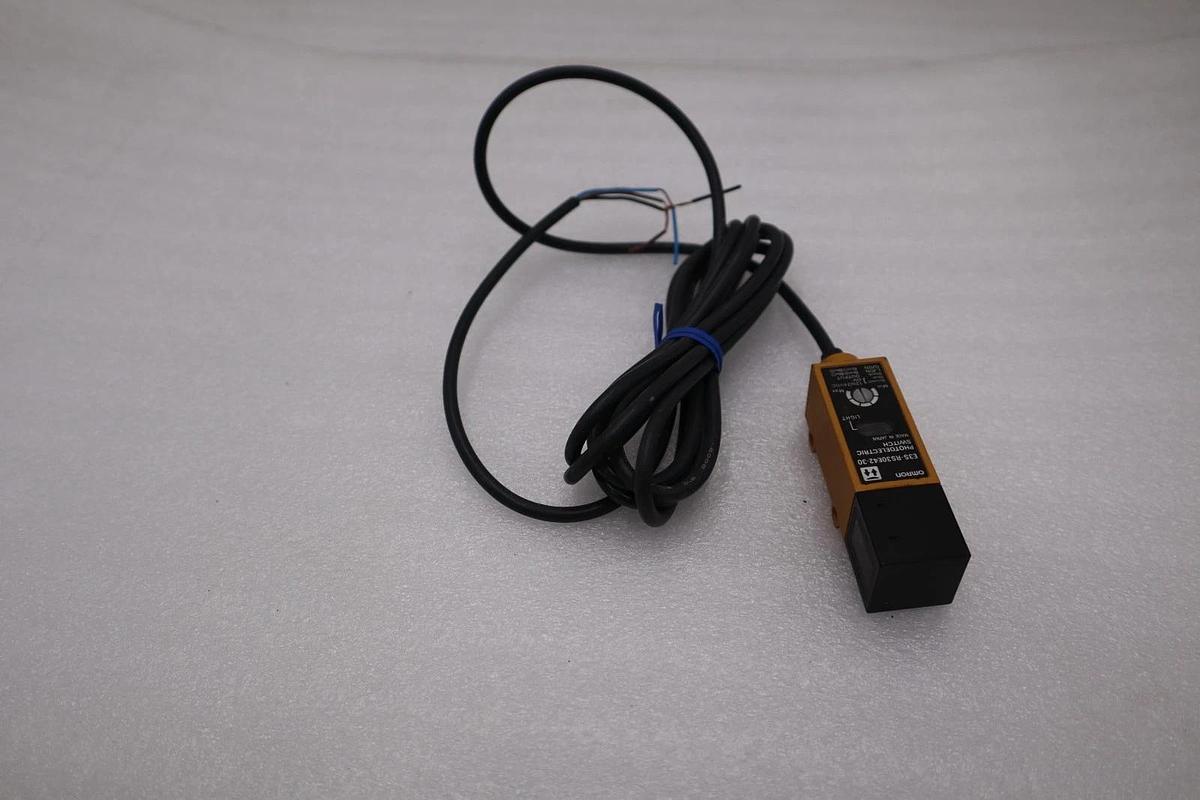 Used NEW NO BOX Omron E3S-RS30E42-30 Photoelectric Switch 12-24v-dc STOCK H1558A