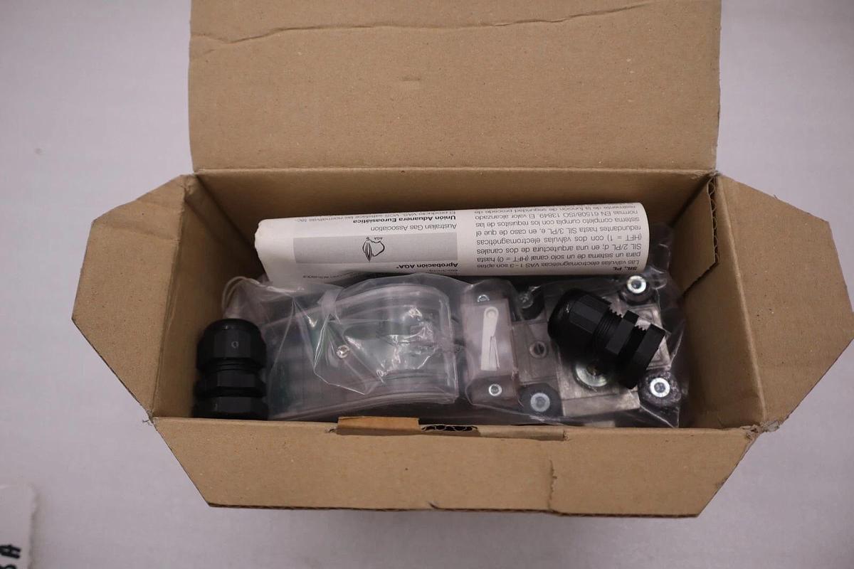 Kromschroder VAS115R/NQSR GAS SOLENOID VALVE 88000100 NEW IN BOX STOCK H72A