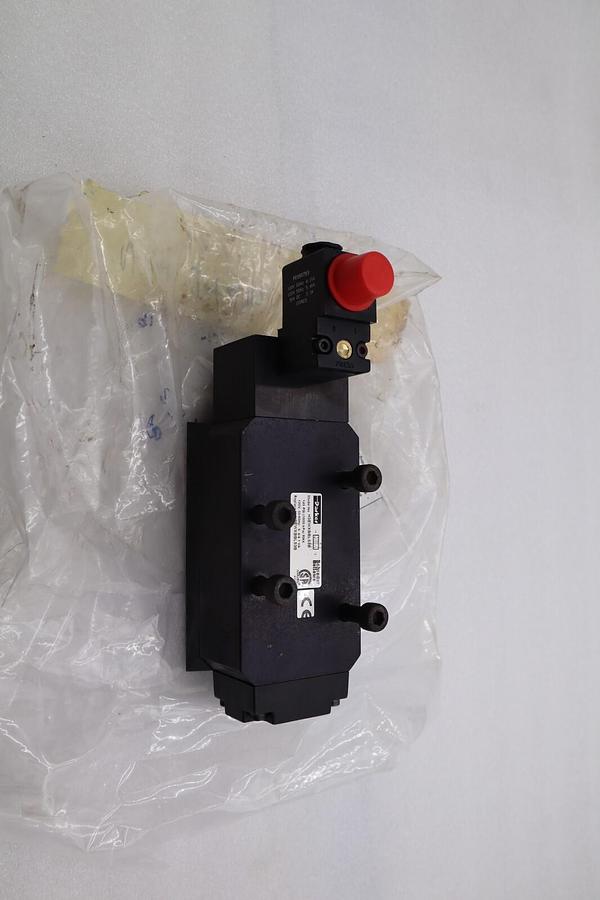 Used NEW Parker HE3WXBBL53B Double Solenoid Valve 3 POSITION STOCK L-597