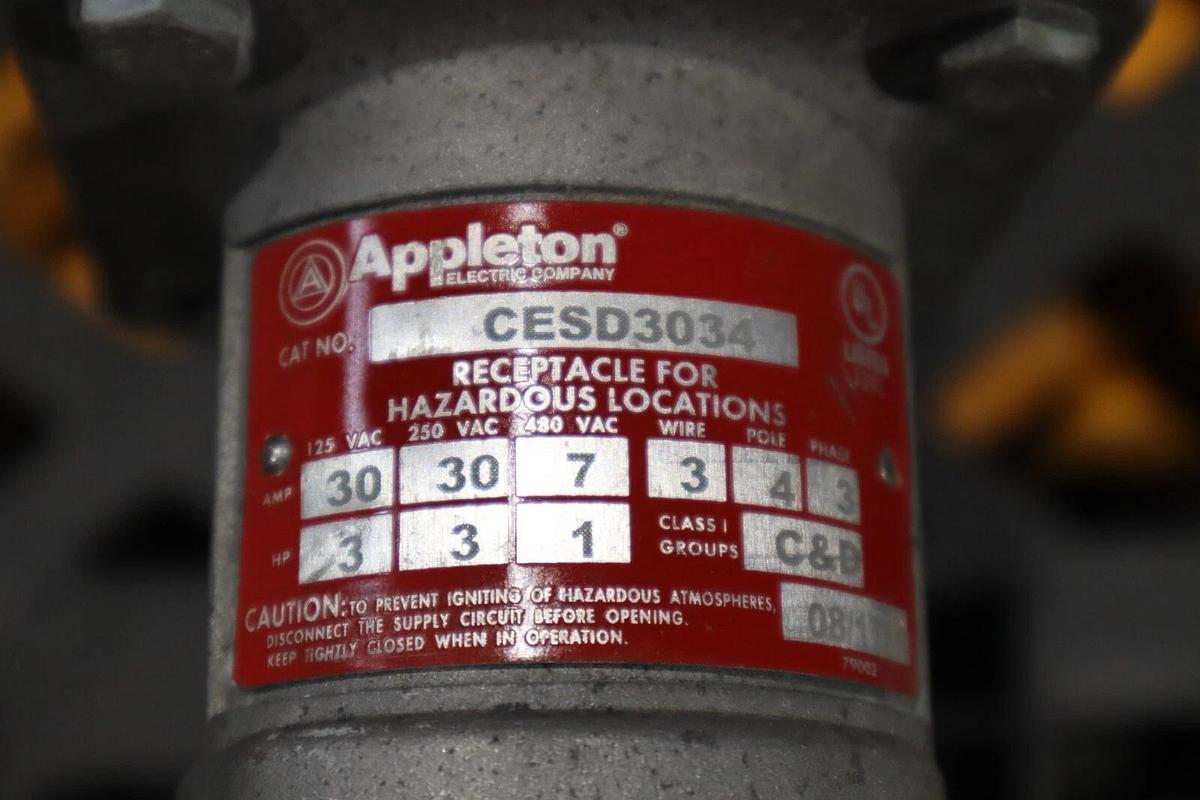 Used ADALET XCE-061305-N4 EXPLOSION PROOF ENCLOSED SWITCH/ CESD3034 RECEPTACLE #W-76