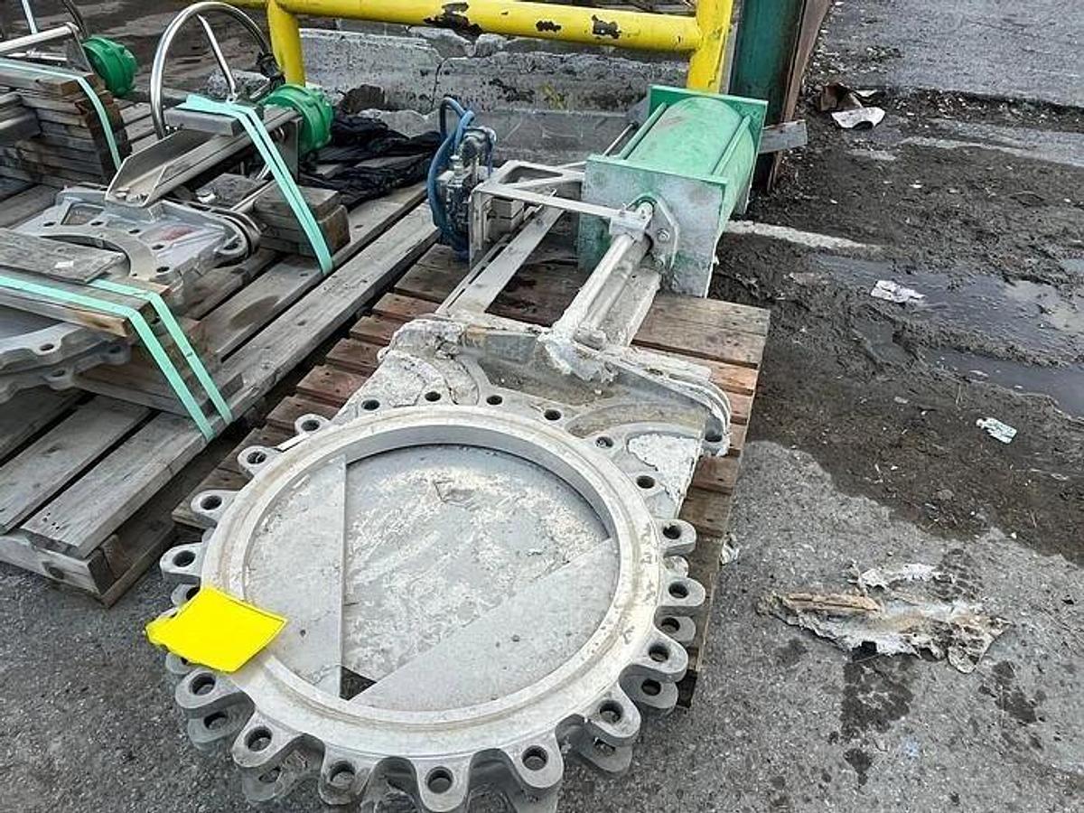Used 24" EMERSON CLARKSON PNEUMATIC STAINLESS STEEL KNIFE GATE VALVE
