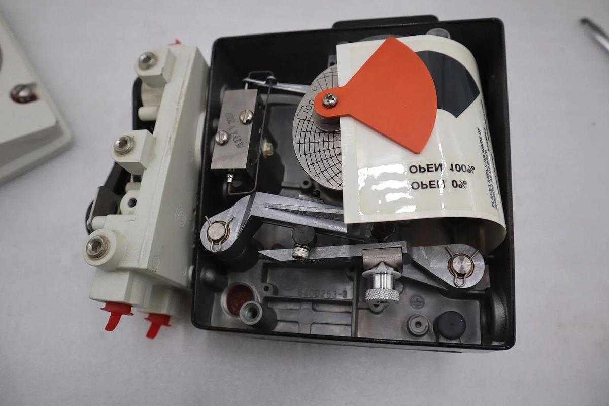 ABB AV1121000 Pneumatic Valve Positioner 150 PSI NEW UNIT STOCK GF-505