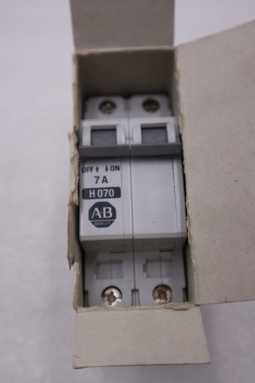 ALLEN BRADLEY 1492-CB2H070 SER. B 480VAC 7A STOCK H859A