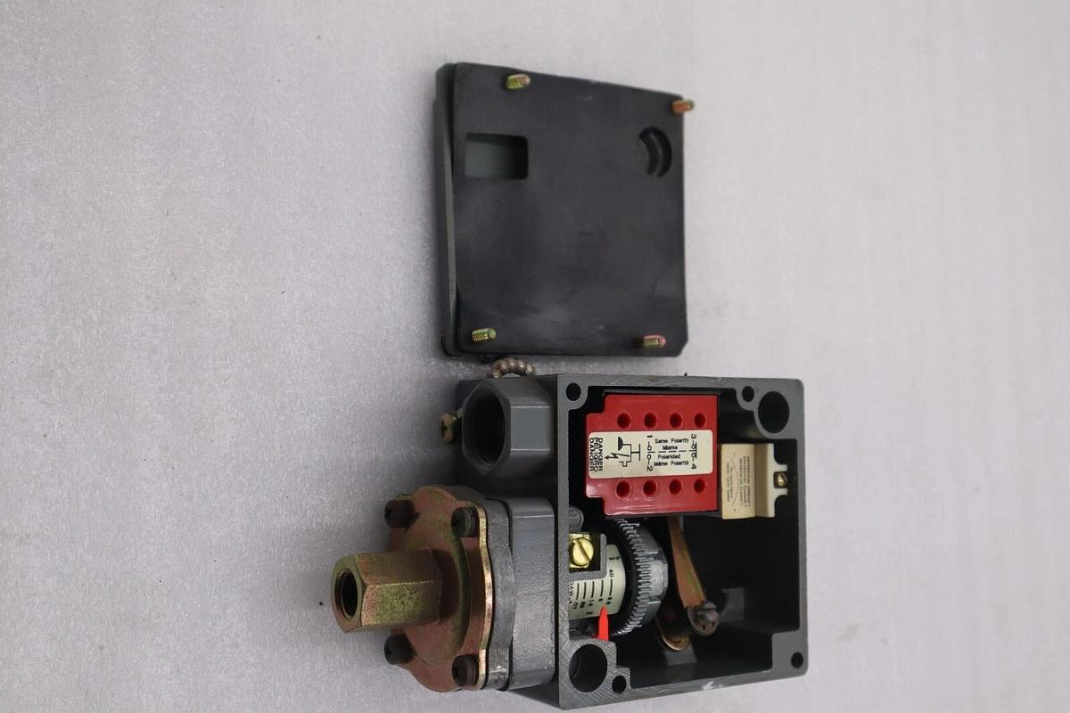 Used NEW OPEN BOX SQUARE D 9012 GAW-5 SER C PRESSURE SWITCH STOCK 5495