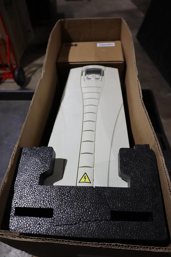 NEW OPEN BOX  ABB ACS880-01-077A-5 Frequency Converter STOCK S-700