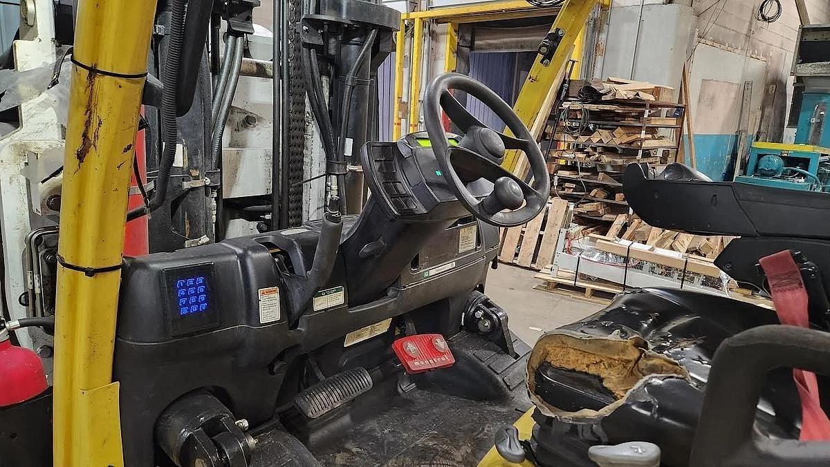 Used 15,500 POUND HYSTER MODEL S155FT FORKLIFT WITH 84" CASCADE PAPER ROLL CLAMP