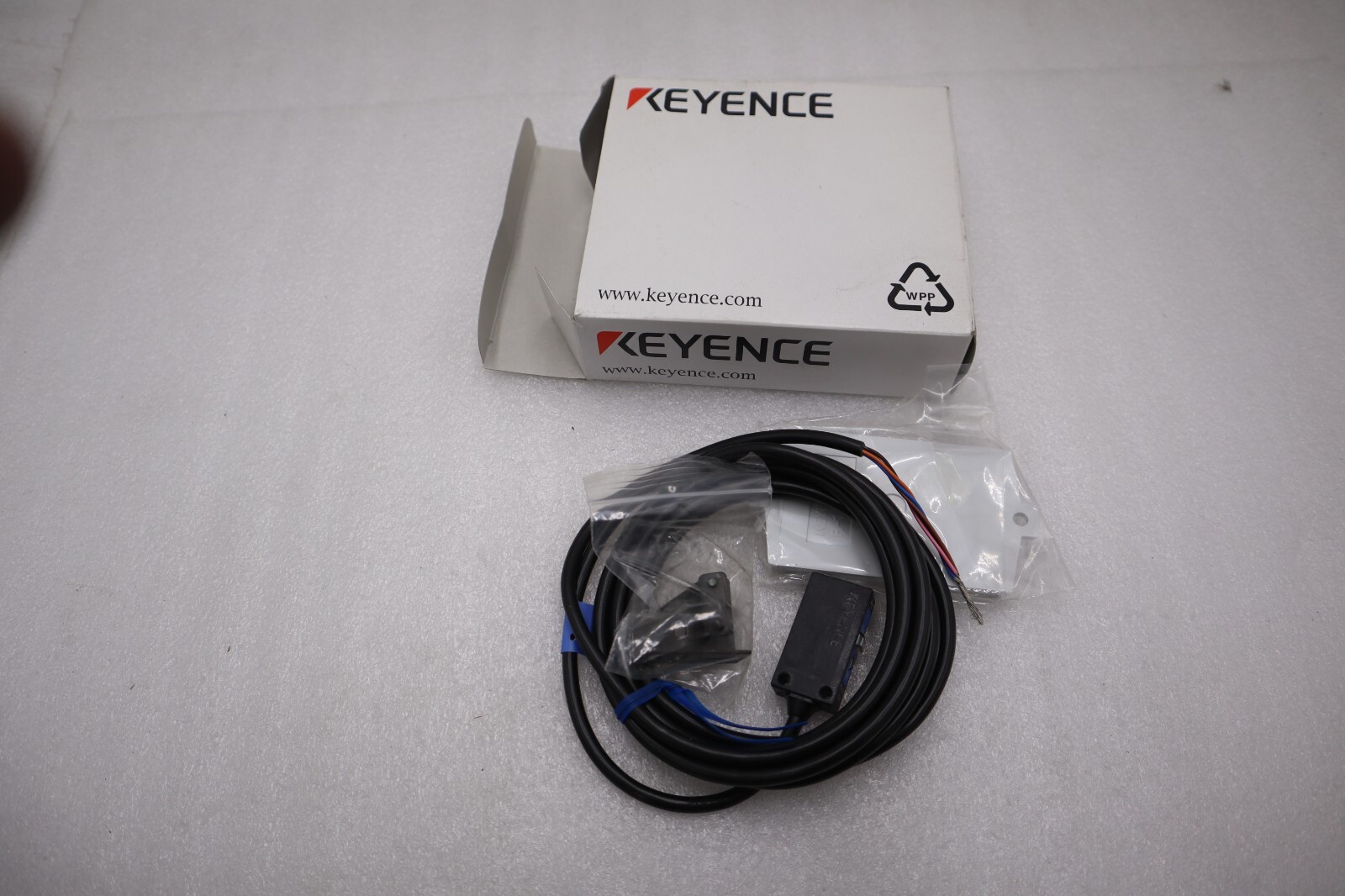 New In Box KEYENCE PZ-61  Photoelectric Sensor STOCK H301A