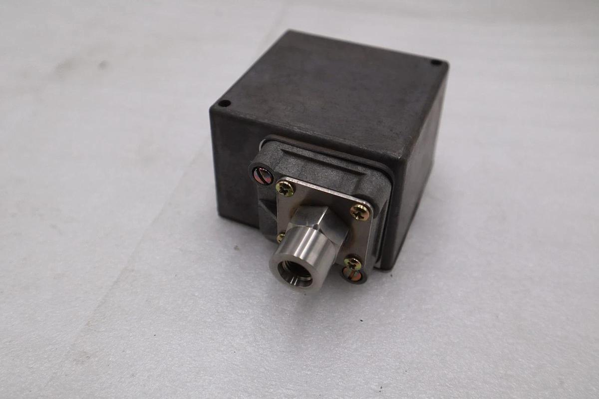 Used BARKSDALE 425N1-05 / 425N105 PRESSURE TRANSMITTER - STOCK GF447