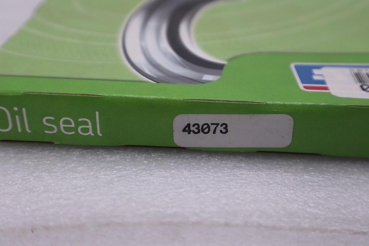 NEW IN BOX 43073 - CR Seals STOCK 5674A