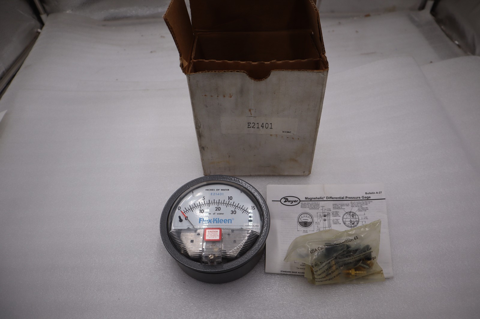 NEW Dwyer Magnehelic 190943-00 Flex-Kleen Pressure Gauge 0-15” H2O #H829A