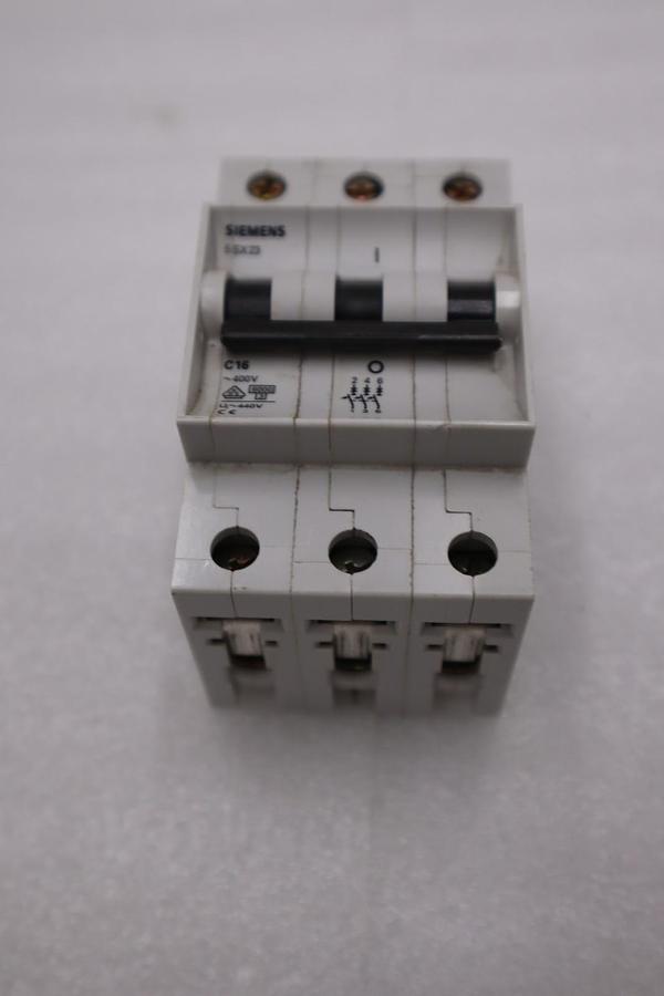 Used SIEMENS 5SX23 C32 CIRCUIT BREAKER 3POLE 400V 5SX2 480VAC STK H1390A