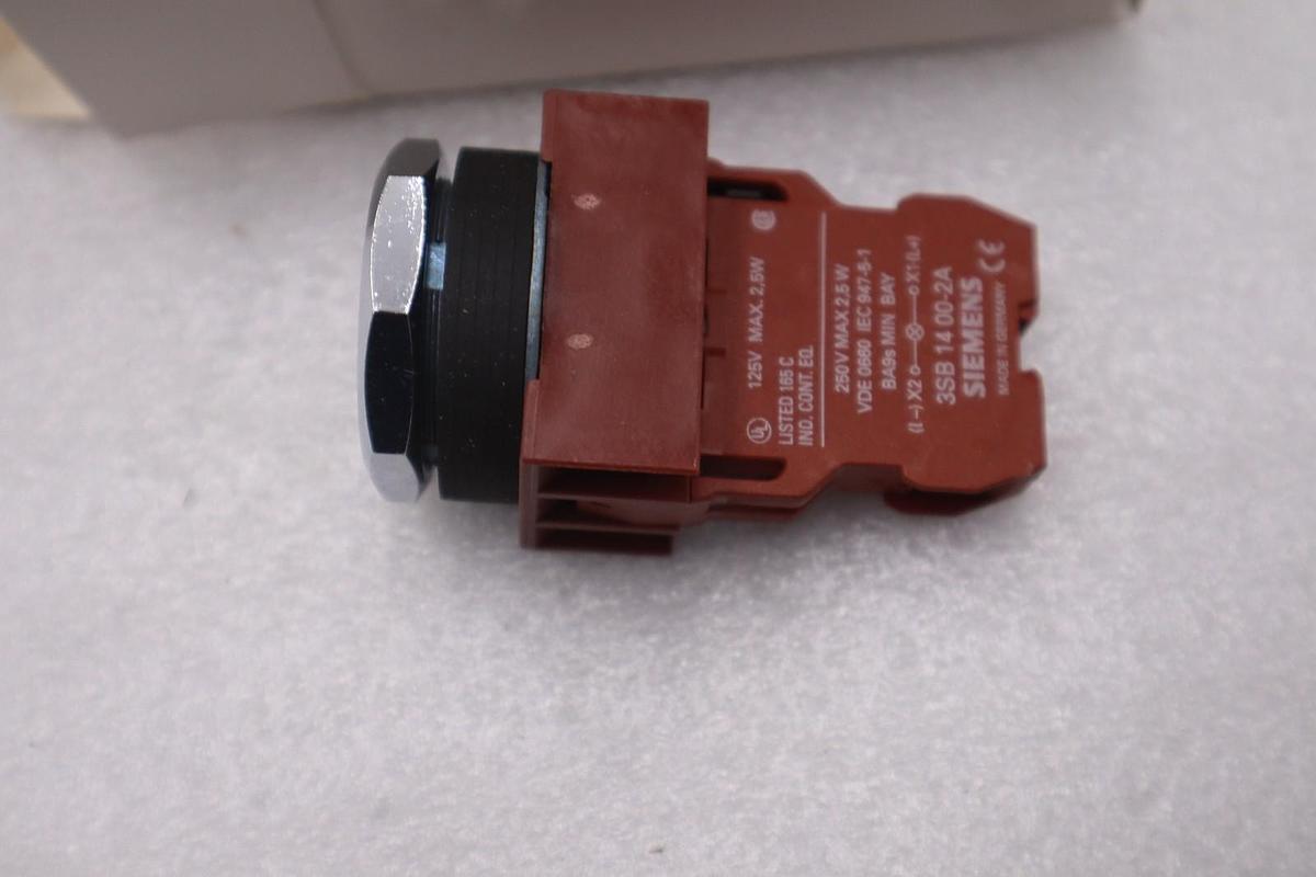 SIEMENS 3SB03-LF1G 120V - NEW IN BOX - STOCK GF672A
