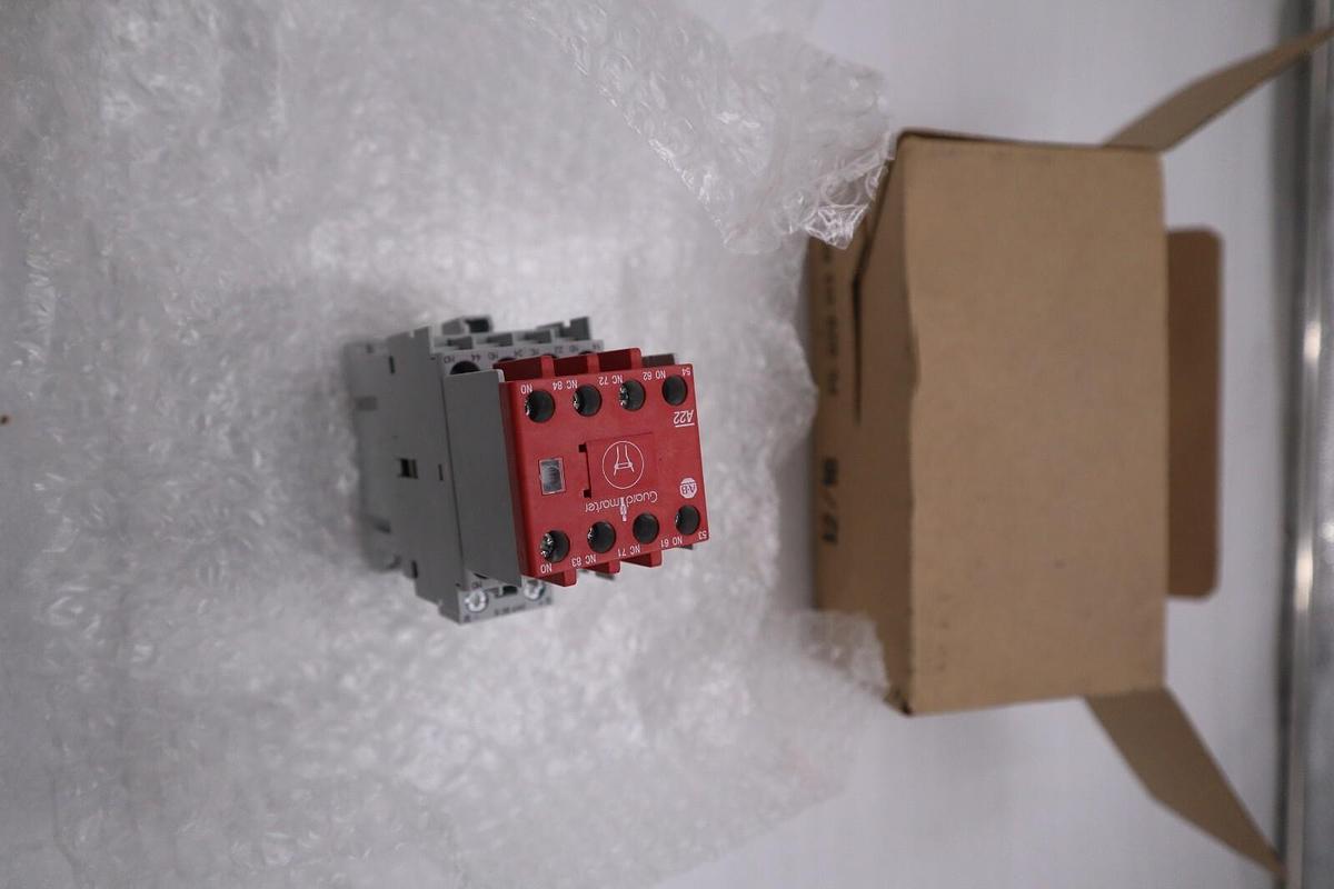 NEW ALLEN BRADLEY 700S-CF530EJC SAFETY CONTROL RELAY 24VDC STOCK H29A
