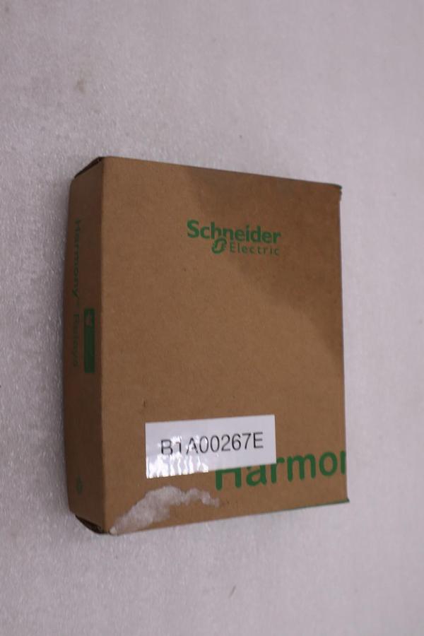 LOT OF 8 - SCHNEIDER ELECTRIC RXM4AB2F7 / RXM4AB2F7 - NEW IN BOX - STOCK K1630A