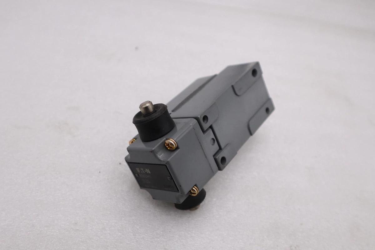 NEW OPEN BOX Eaton E50SB Limit Switch Body Double Pole STK K2113CC 782113290683