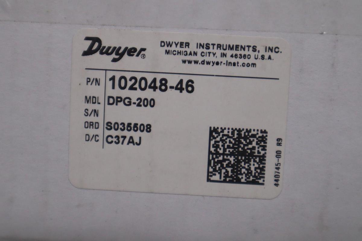 NEW IN BOX Dwyer 102048-46 DPG-200 Digital Pressure Gauge STOCK 3283A