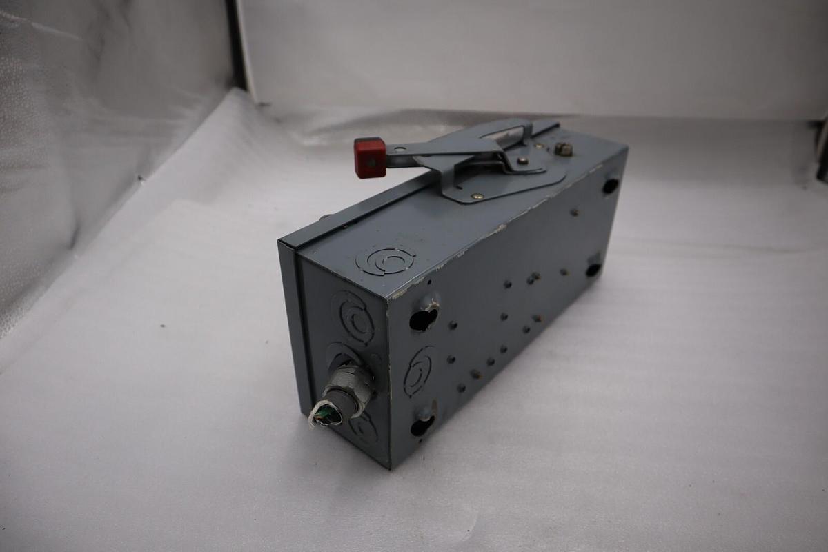 Used Square D H321N Heavy Duty Safety Switch 30A 3 Pole Fusible UNIT STOCK 4911-A