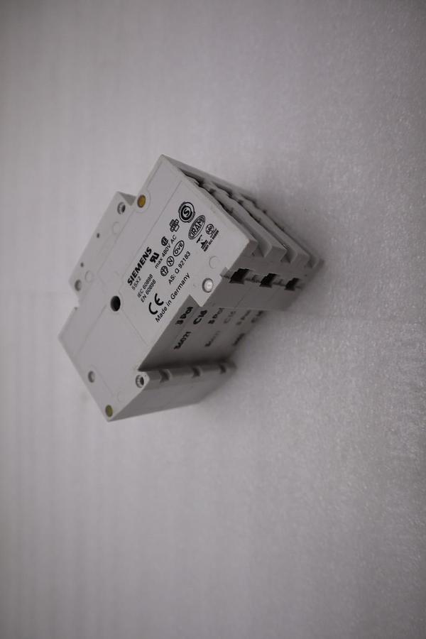 Used SIEMENS 5SX23 C32 CIRCUIT BREAKER 3POLE 400V 5SX2 480VAC STK H1390A