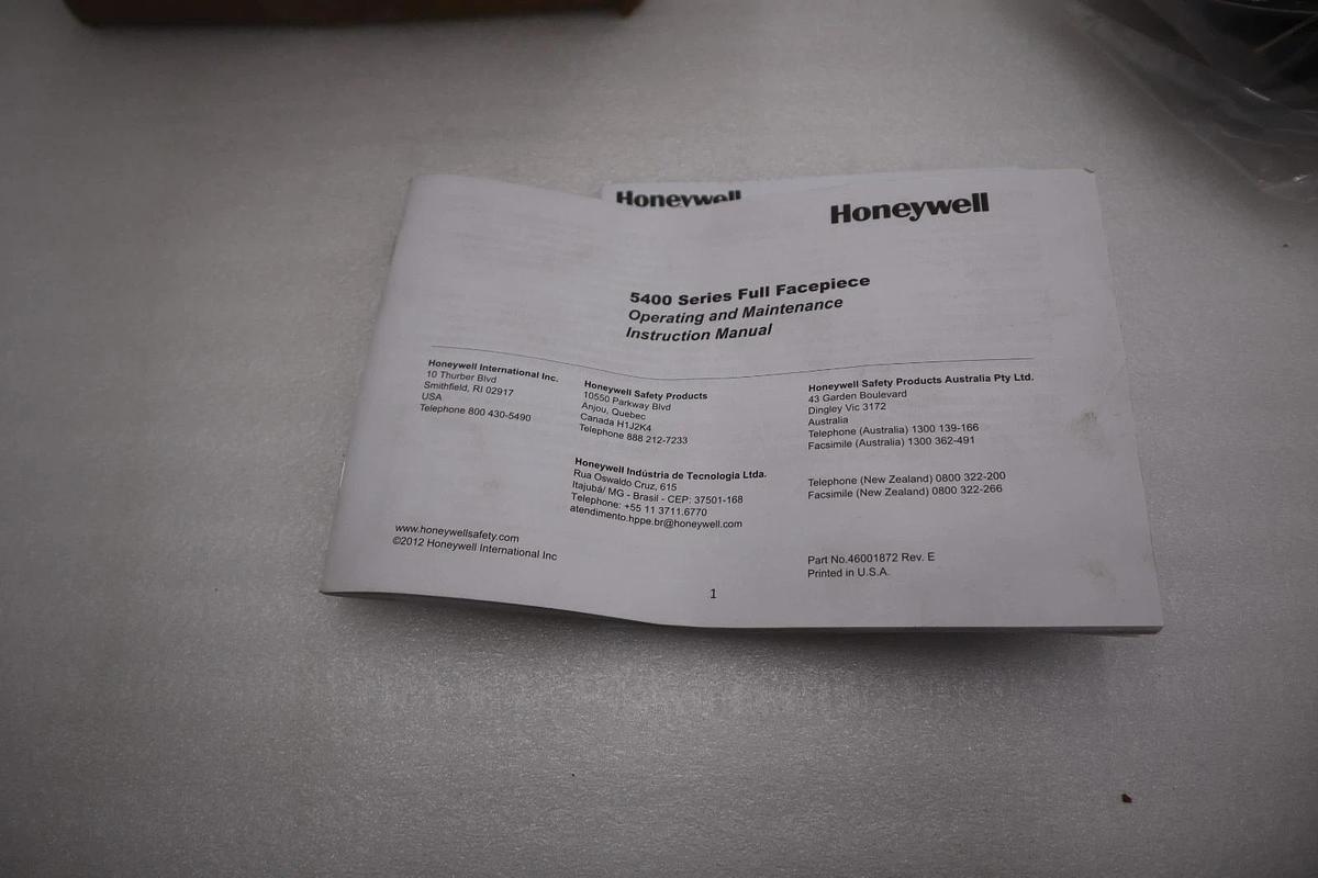 NEW OPEN BOX Honeywell 54001  Facepiece Respirator Series 5400 STK SGF104