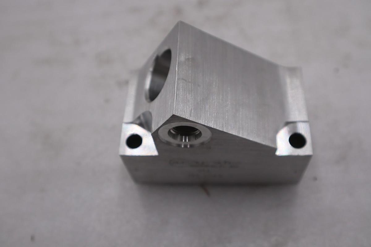 Sun Hydraulics BVL Line Mount Manifold - NEW - STOCK GF798